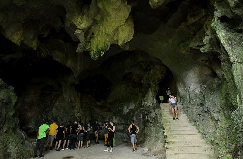 dong-trung-trang-me-cung-da-voi-ky-bi-giua-long-dao-cat-ba.jpg