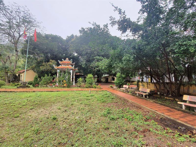 den-mau-ba-xa-hien-hao-cat-ba.jpg