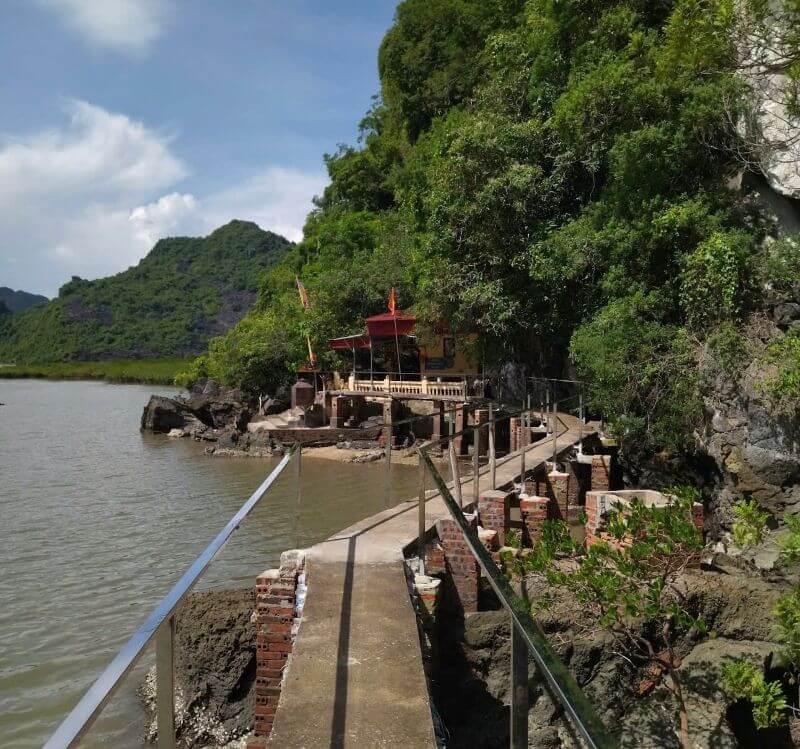den-thien-quoc-mau-ha-xa-gia-luan-cat-ba.jpg