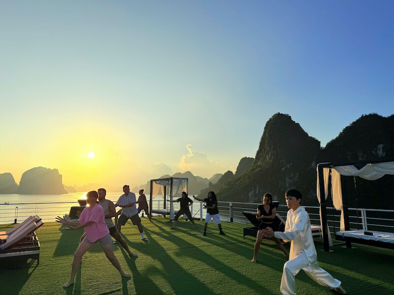 B&igrave;nh minh vịnh Lan Hạ 