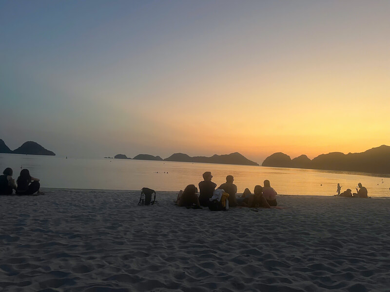 Tắm biển C&aacute;t B&agrave; m&ugrave;a thu -đ&ocirc;ng