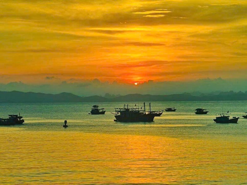 Ho&agrave;ng h&ocirc;n biển C&ocirc; T&ocirc;