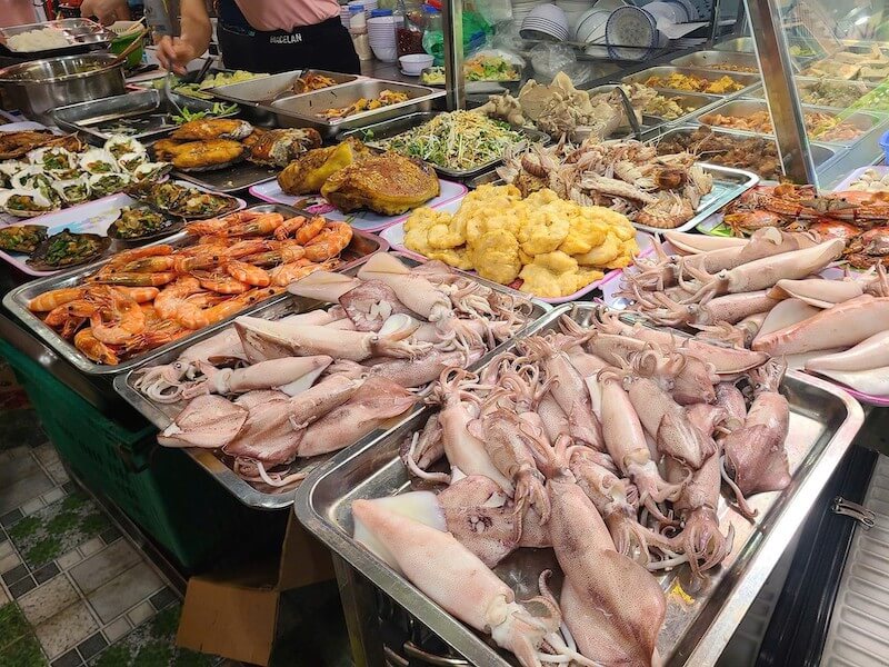 Quán cơm bình dân Cát Bà 5