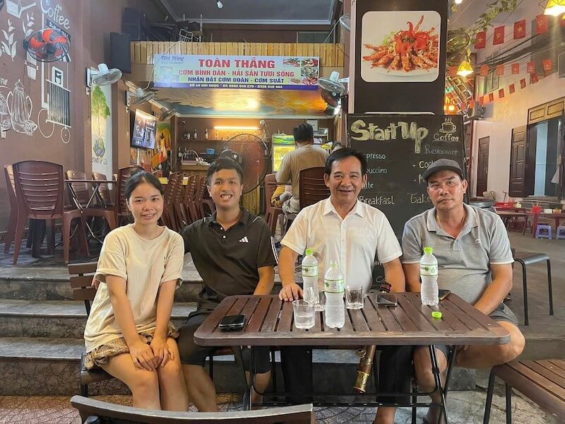 Quán cơm bình dân Cát Bà