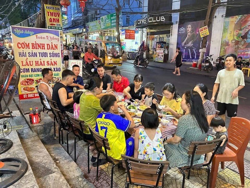 Quán cơm bình dân Cát Bà 1