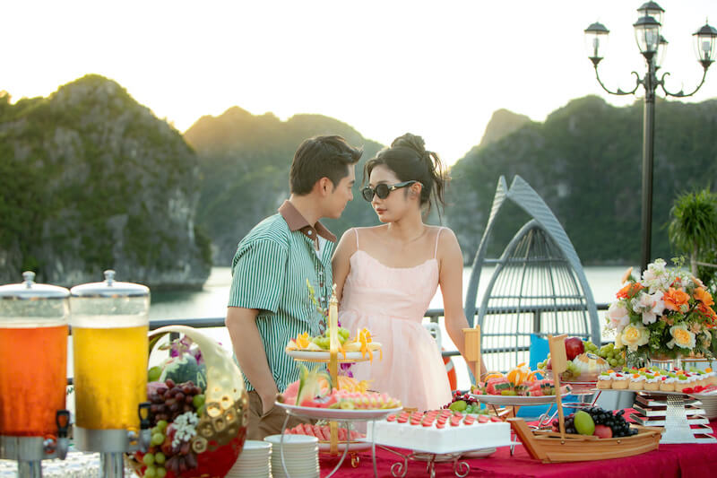 Tiệc trà chiều vịnh Lan Hạ