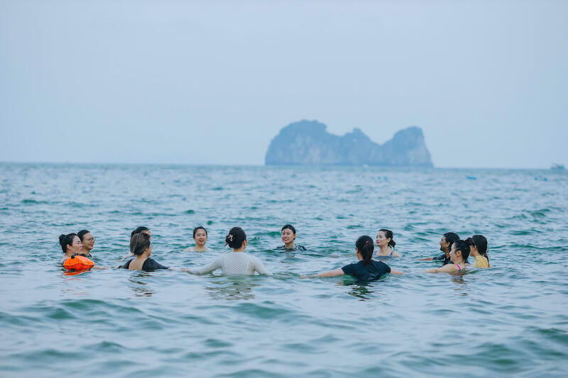 Tắm biển vịnh Lan Hạ