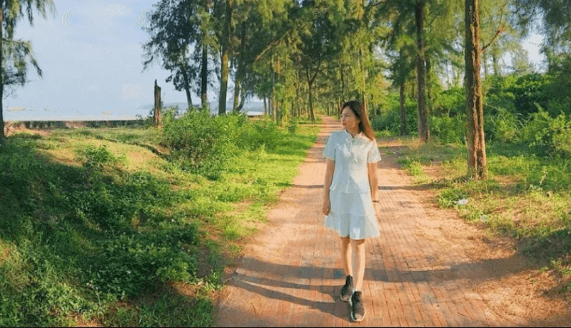 con-duong-tinh-yeu-co-to-loi-nho-tho-mong-giua-bien-xanh.jpg