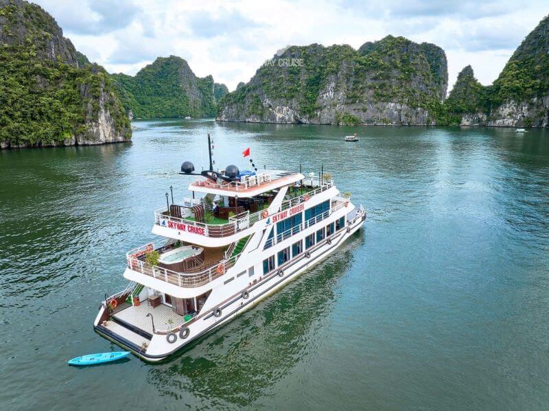 top-du-thuyen-cat-ba-5-sao-tham-vinh-lan-ha.jpg