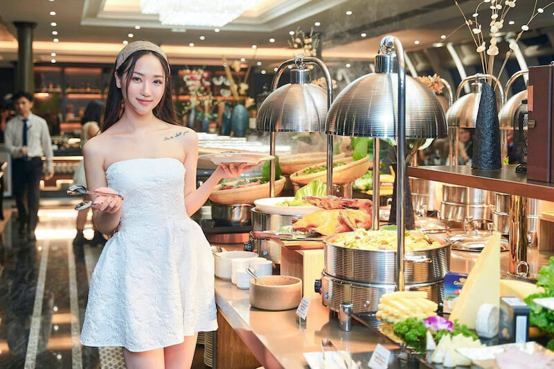 Bữa trưa buffet trên du thuyền