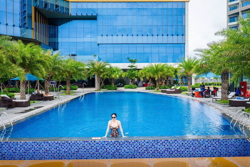 Bể bơi khách sạn 5 sao Hạ Long