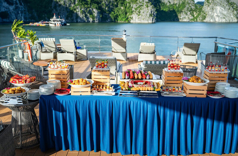 Thưởng thức tiệc trà chiều du thuyền Hạ Long