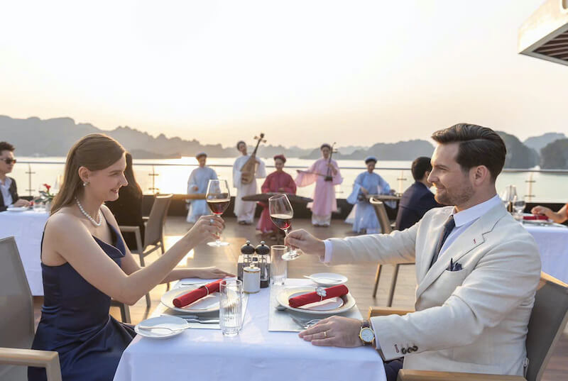 Ăn tối du thuyền vịnh Hạ Long
