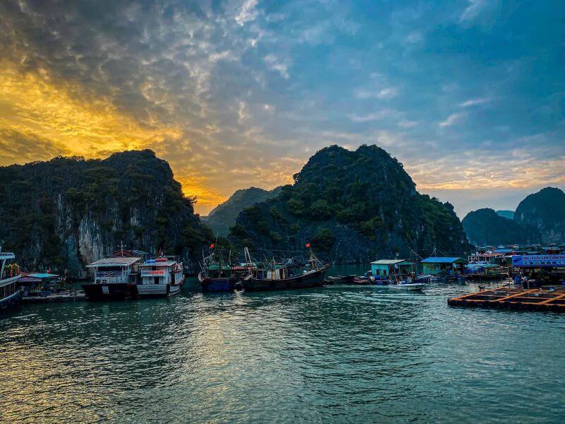 ngam-hoang-hon-vinh-lan-ha-nua-ngay.jpg