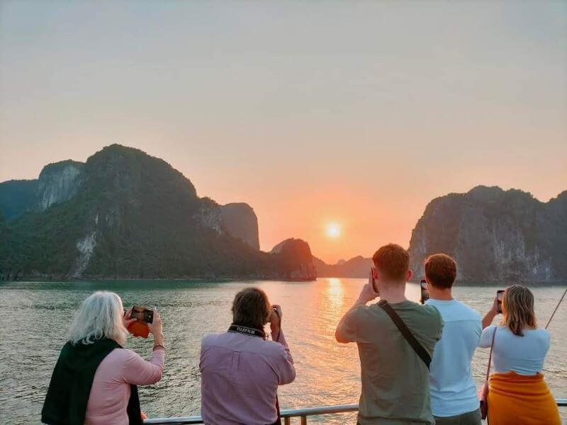 ngam-hoang-hon-vinh-lan-ha-nua-ngay.jpg