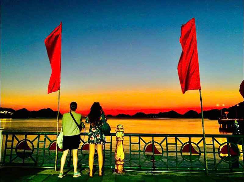 Ngắm hoàng hôn trên đảo Cát Bà