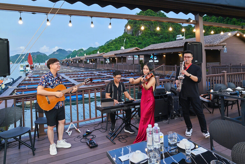 Ăn tối trên nhà bè