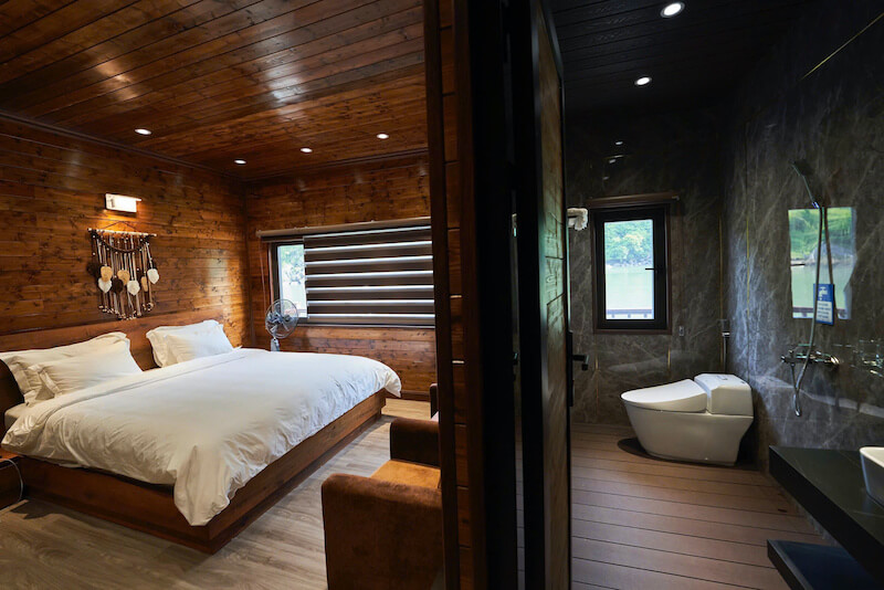 Phòng ngủ nhà bè vịnh Lan Hạ