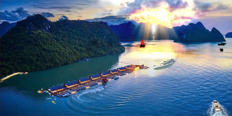 Nhà bè nổi vịnh Lan Hạ