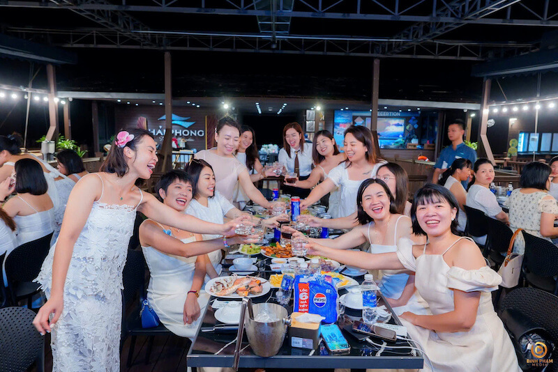 Ăn tối nhà bè vịnh Lan Hạ