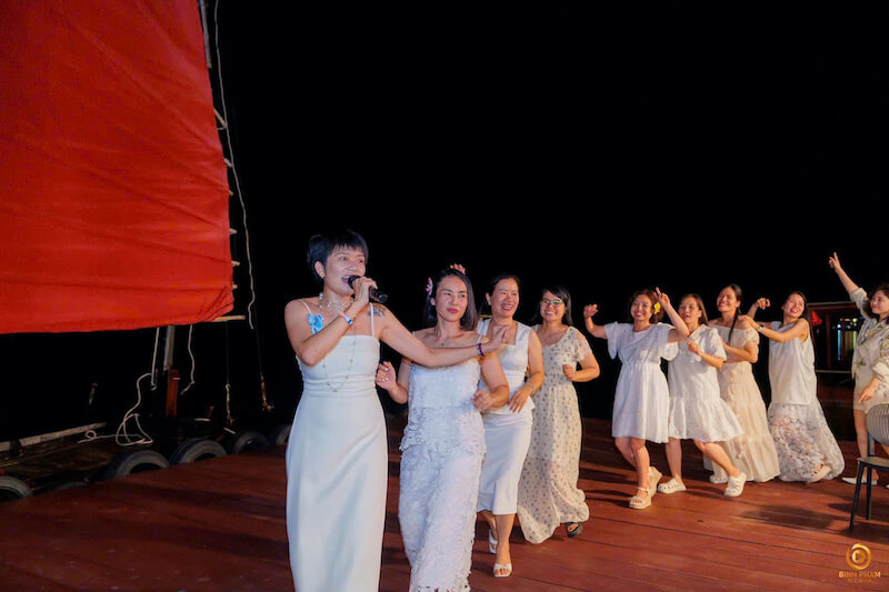 Giải trí trên nhà nhà vịnh Lan Hạ