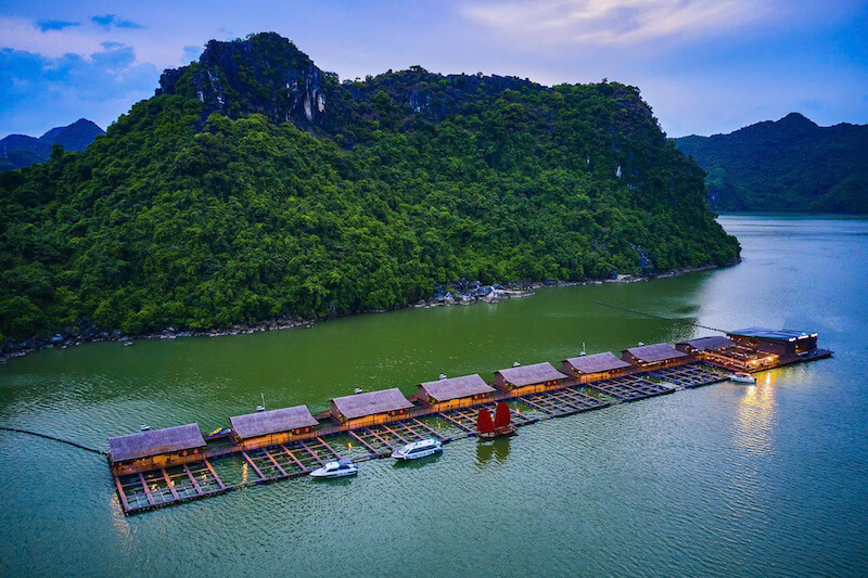 Nhà bè nổi vịnh Lan Hạ 01