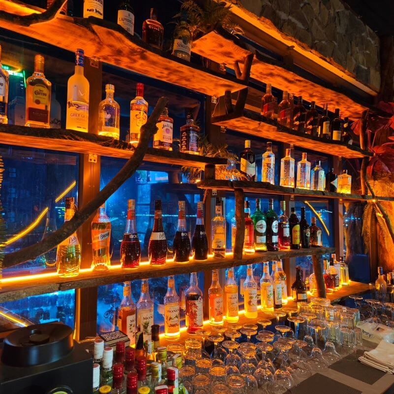 quan-bar-cat-ba.jpg