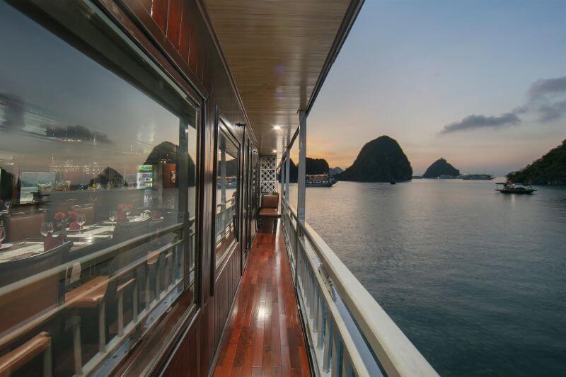 du-thuyen-ruby-4-sao-ha-long-trai-nghiem-van-hoa-doc-dao.jpg