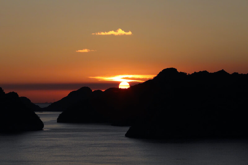 Ho&agrave;ng h&ocirc;n Vịnh Lan Hạ