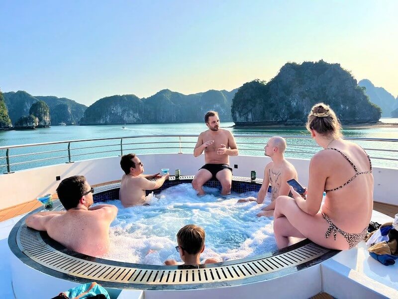 Tắm bể sục Jaccuzzi trên du thuyền 