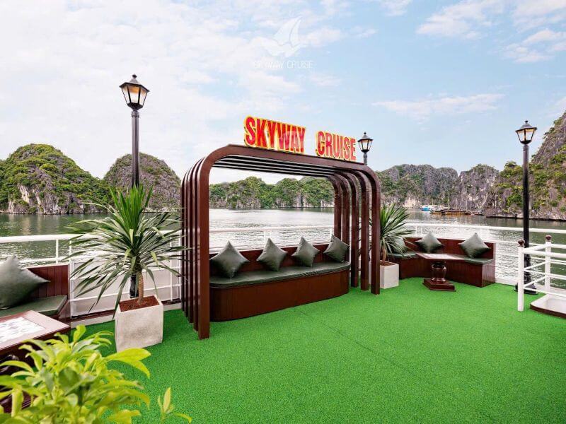 du-thuyen-skyway-5-sao-cat-ba-tan-huong-ky-nghi-xa-hoa-giua-vinh.jpg