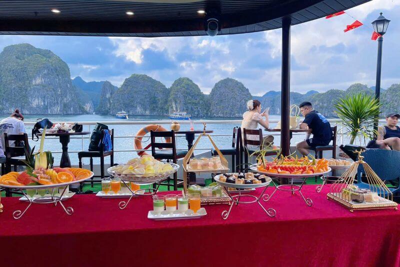 du-thuyen-skyway-5-sao-cat-ba-tan-huong-ky-nghi-xa-hoa-giua-vinh.jpg