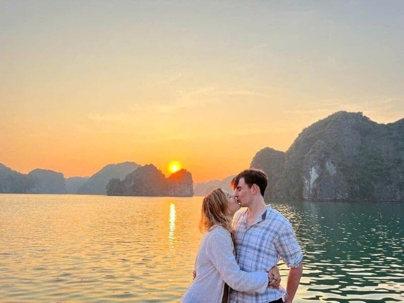 du-thuyen-skyway-5-sao-cat-ba-tan-huong-ky-nghi-xa-hoa-giua-vinh.jpg