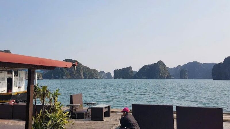 B&egrave; nổi vịnh Lan Hạ