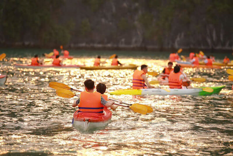 Ch&egrave;o kayak vịnh Lan Hạ