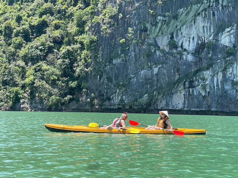 Ch&egrave;o kayak vịnh Lan Hạ