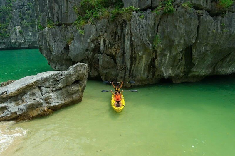 Ch&egrave;o kayak kh&aacute;m ph&aacute; hang động vịnh Lan Hạ