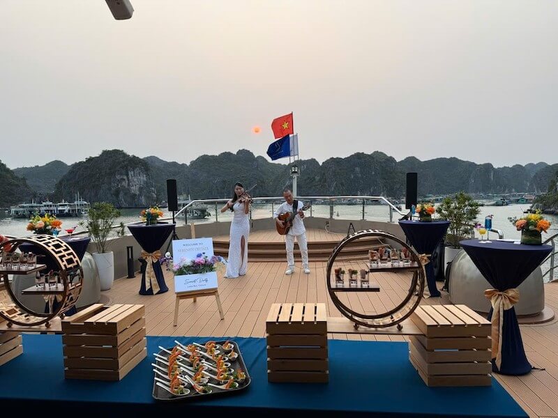 Biểu diễn Violin trên du thuyền vịnh Lan Hạ