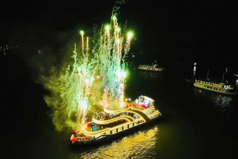 Bắn pháo hoa trên du thuyền
