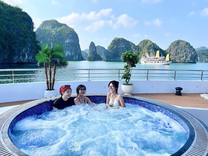 Trải nghiệm Jacuzzi du thuyền vịnh Lan Hạ