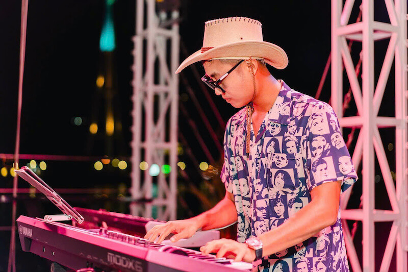 Ban nhạc DJ trên du thuyền vịnh Lan Hạ