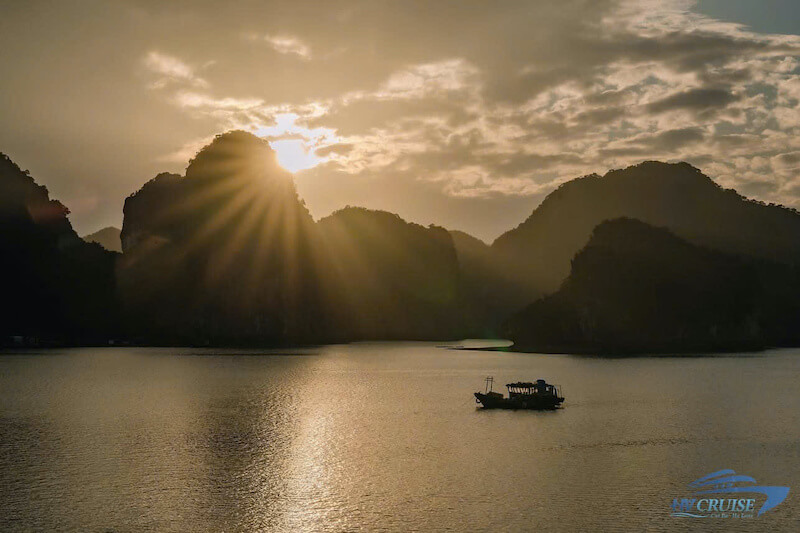 Hoàng hôn vịnh Lan Hạ
