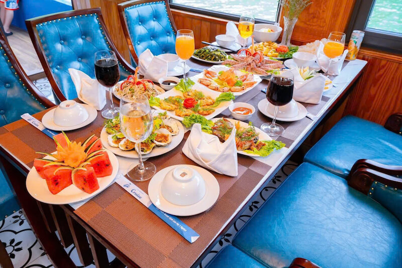 Ăn tối trên vịnh Lan Hạ