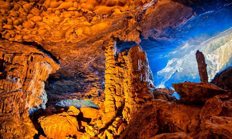 tour-vinh-ha-long-1-ngay-tren-du-thuyen-saquila-tham-hang-sung-sot.jpg