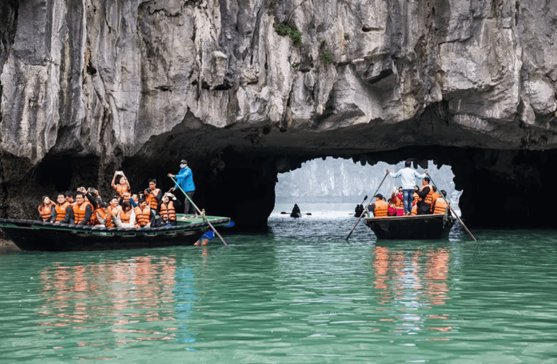 tour-vinh-ha-long-1-ngay-tren-du-thuyen-saquila-tham-hang-sung-sot.jpg