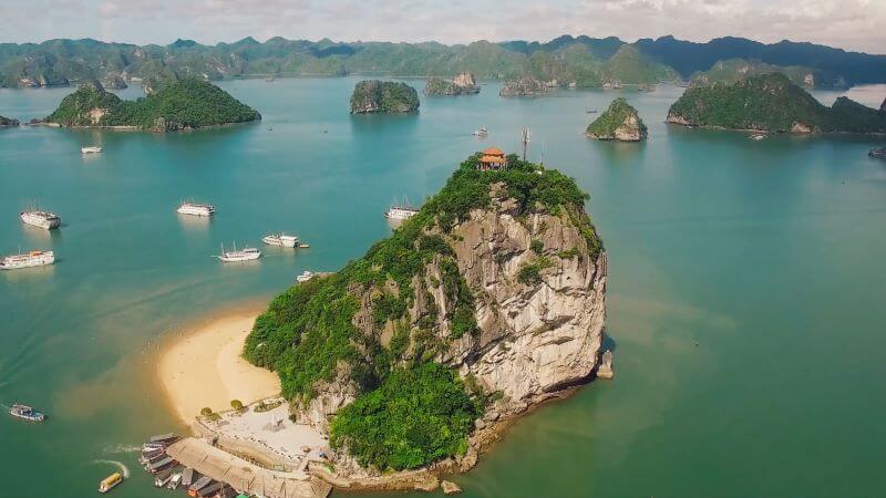 tour-vinh-ha-long-1-ngay-tren-du-thuyen-saquila-tham-hang-sung-sot.jpg