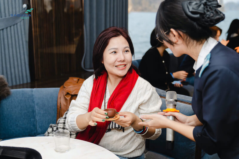 Thưởng thức ly nước chào mừng check in du thuyền