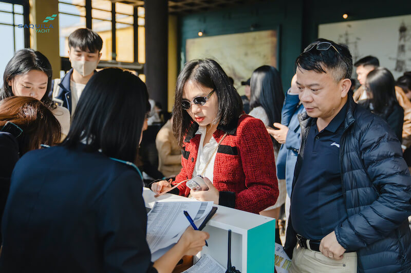Du khách check in tại phòng chờ du thuyền