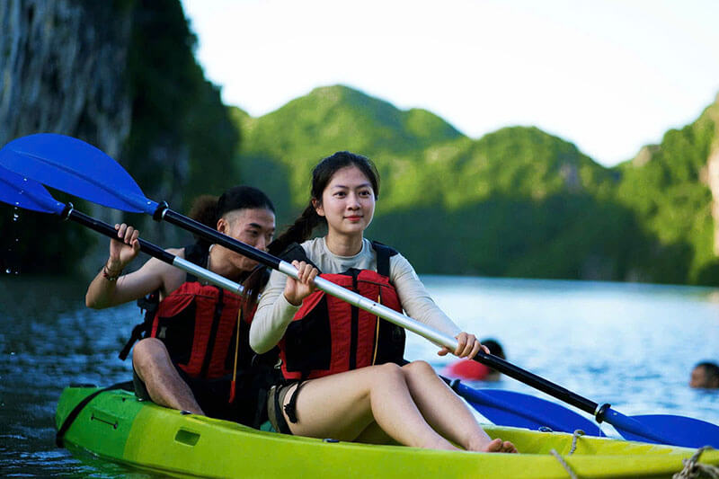 Chèo kayak trên vịnh Hạ Long 