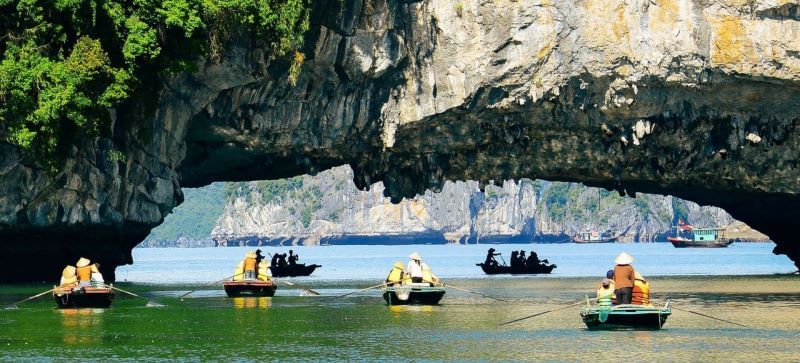 vinh-ha-long-huyen-thoai-bien-xanh-va-bi-an-nghin-dao-da.jpg